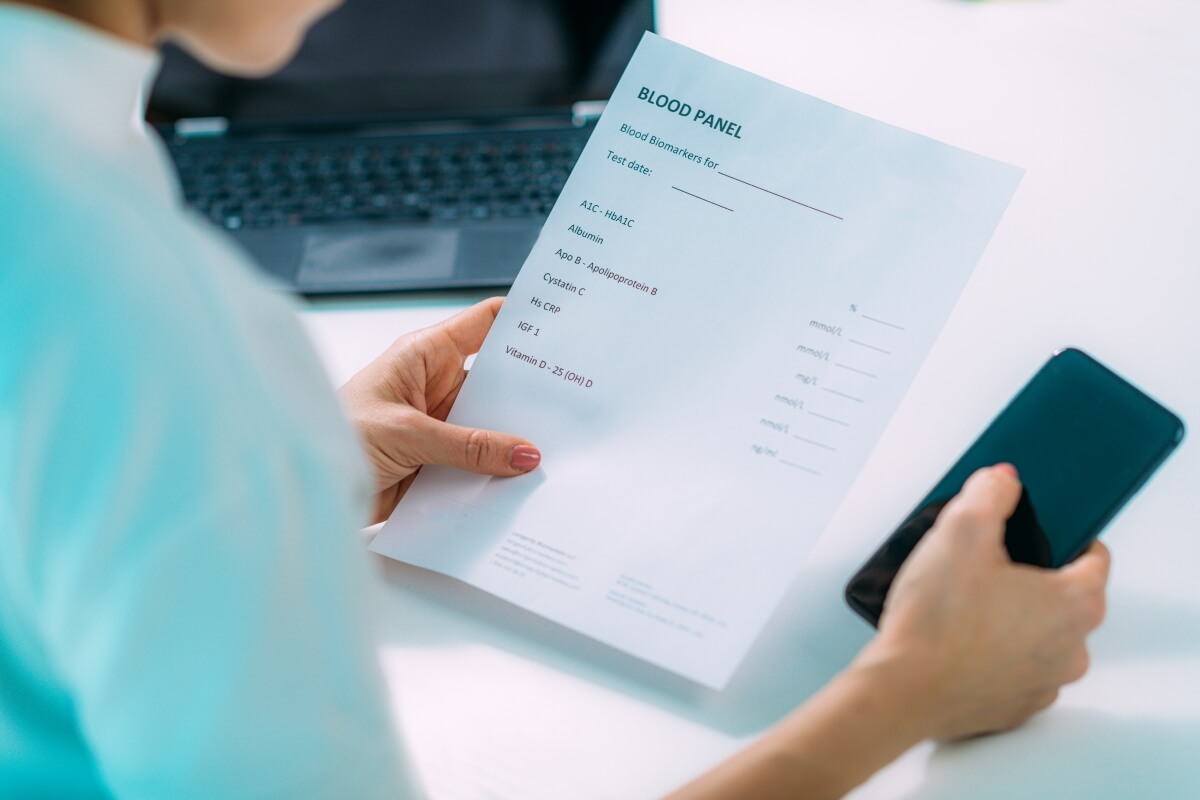 Na biurku obok laptopa leży dokument medyczny, co przypomina o znaczeniu precyzyjnych działań, podobnie jak usługi księgowe.