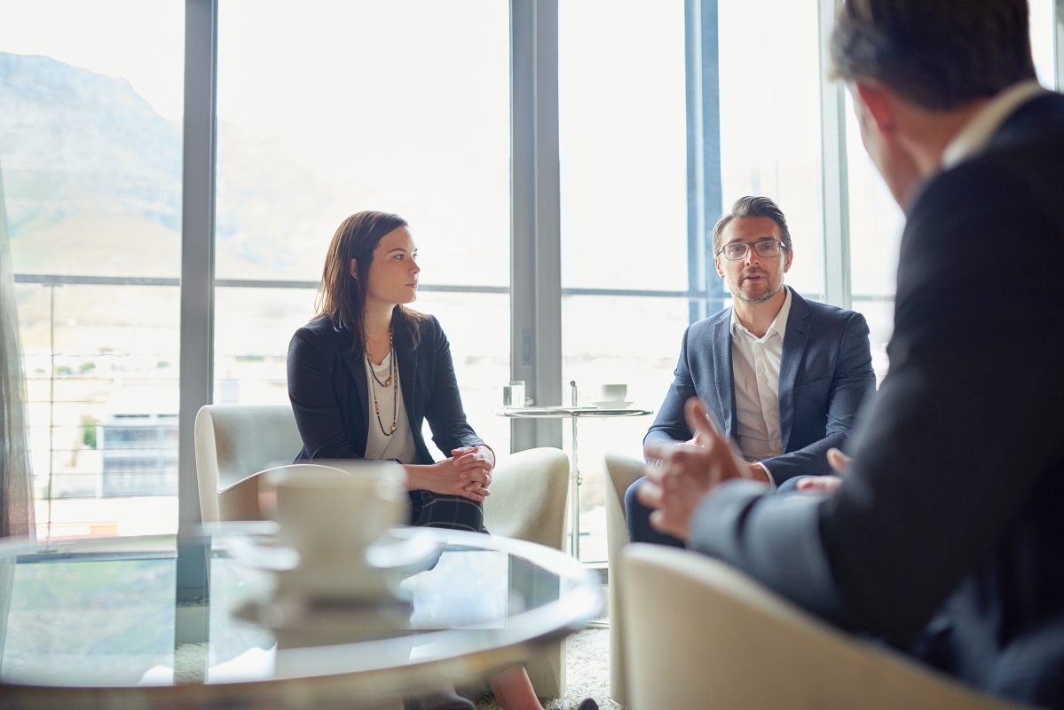 Ludzie omawiają strategię finansową w biurze rachunkowym.