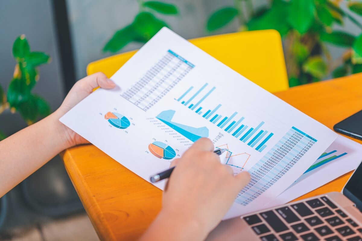 Osoba przegląda raport finansowy w ramach usługi księgowe.